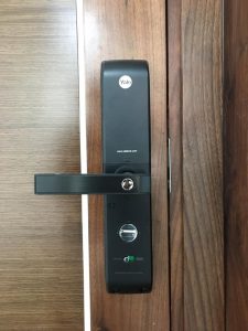 khóa điện tử Yale và hình ảnh lắp đặt thực tế